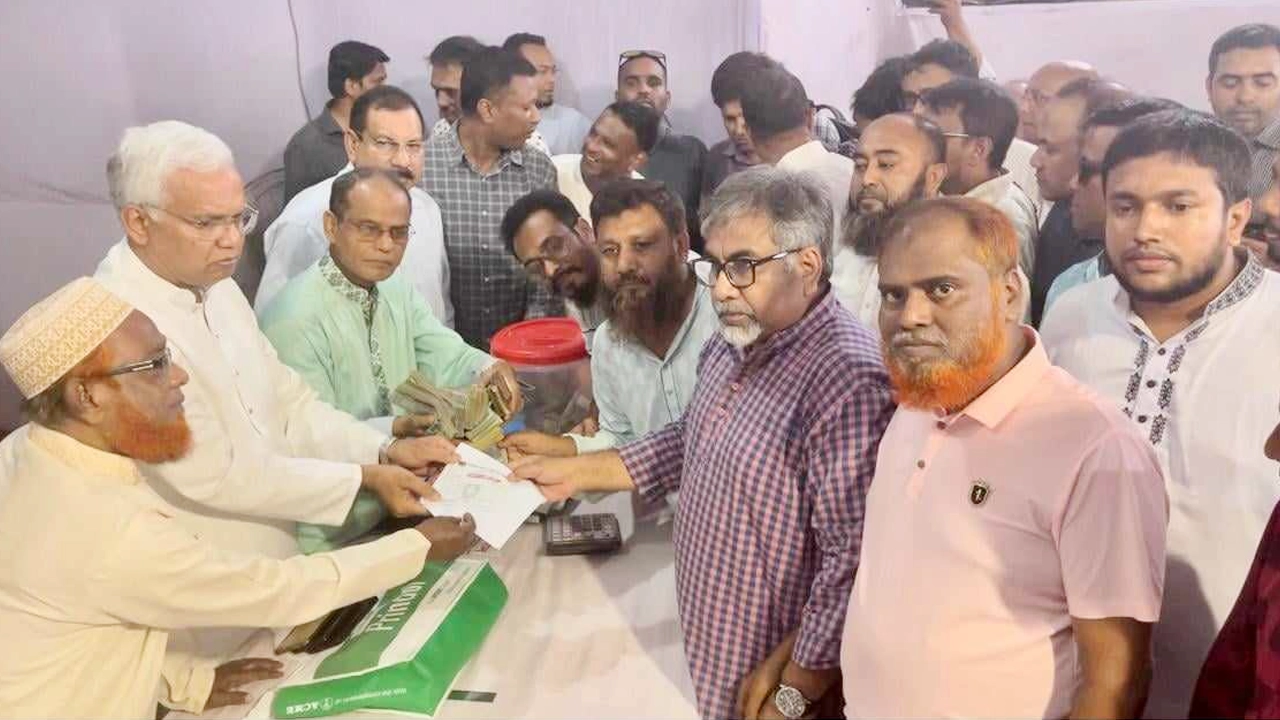দলের কেন্দ্রীয় ত্রাণ তহবিলে অর্থ দিয়েছে ময়মনসিংহ বিএনপির নেতারা। ছবি : কালবেলা