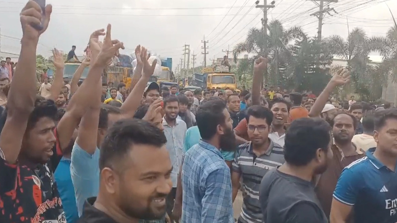 গাজীপুরে ঢাকা-ময়মনসিংহ মহাসড়ক অবরোধ করে শ্রমিকদের বিক্ষোভ। ছবি : কালবেলা