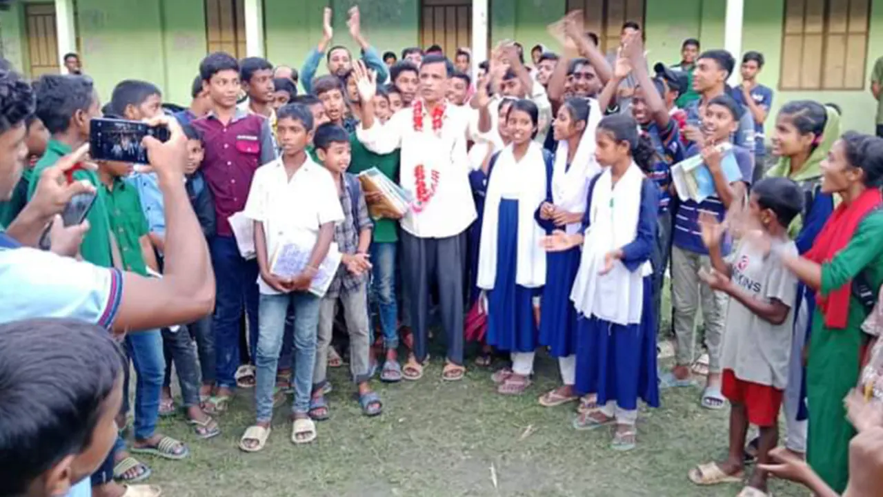 তদন্ত চলাকালে শিক্ষার্থীরা প্রধান শিক্ষককে ফুলের মালা পরিয়ে বরণ করে নেন। ছবি : কালবেলা