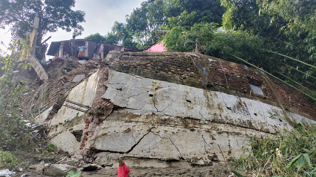 ধসে গিয়ে ধলিয়া খালে বিলীন হয়ে যাওয়া একটি বাড়ি। ছবি : কালবেলা