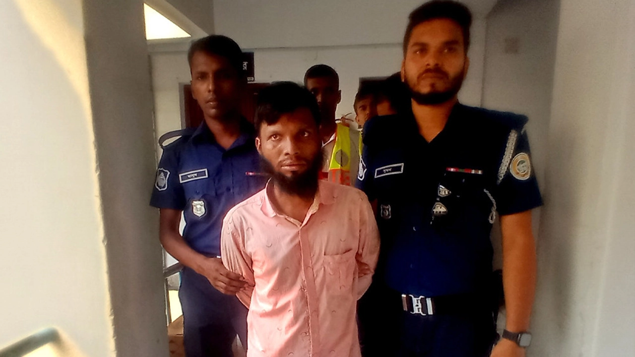 বরিশালের ভোলায় মাকে হত্যায় ঘাতক শিপন আটক। ছবি : কালবেলা