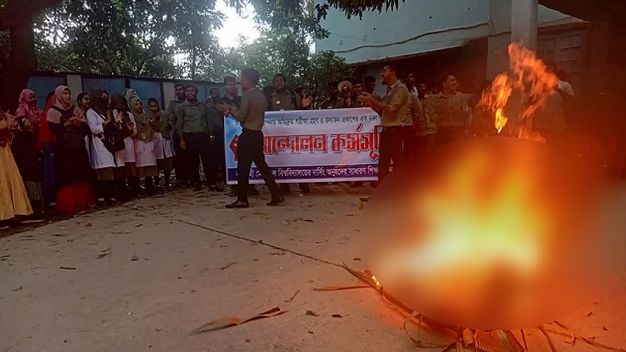 আগুন জ্বালিয়ে বিক্ষোভ করেন নার্সিং কলেজের শিক্ষার্থীরা। ছবি : কালবেলা