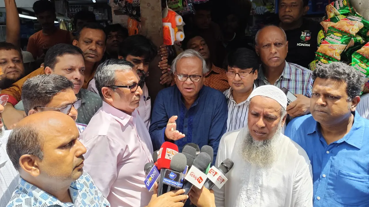 রাজধানীতে সাংবাদিকদের সঙ্গে আলাপকালে বিএনপির সিনিয়র যুগ্ম মহাসচিব রুহুল কবির রিজভী। ছবি : কালবেলা