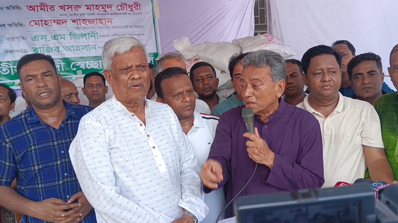 নোয়াখালীতে বন্যায় ক্ষতিগ্রস্তদের মাঝে ত্রাণ বিতরণকালে আমির খসরু মাহমুদ