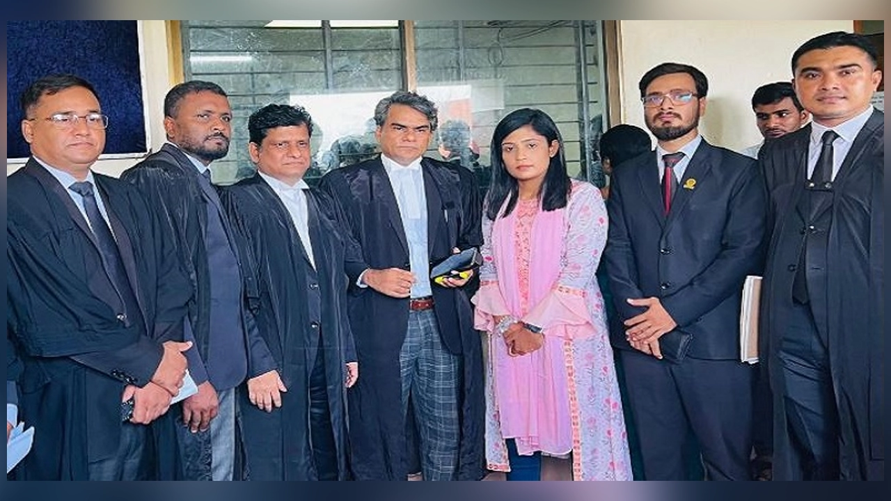 জামিন পাওয়ার পর আইনজীবীদের সাথে অধরা ইয়াছমিন। ছবি : কালবেলা