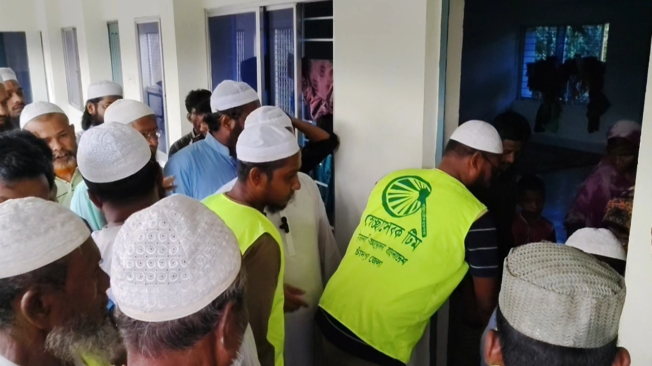 আশ্রয়কেন্দ্রে ত্রাণ বিতরণ করেন ইসলামী আন্দোলন বাংলাদেশের নেতাকর্মীরা। ছবি : কালবেলা