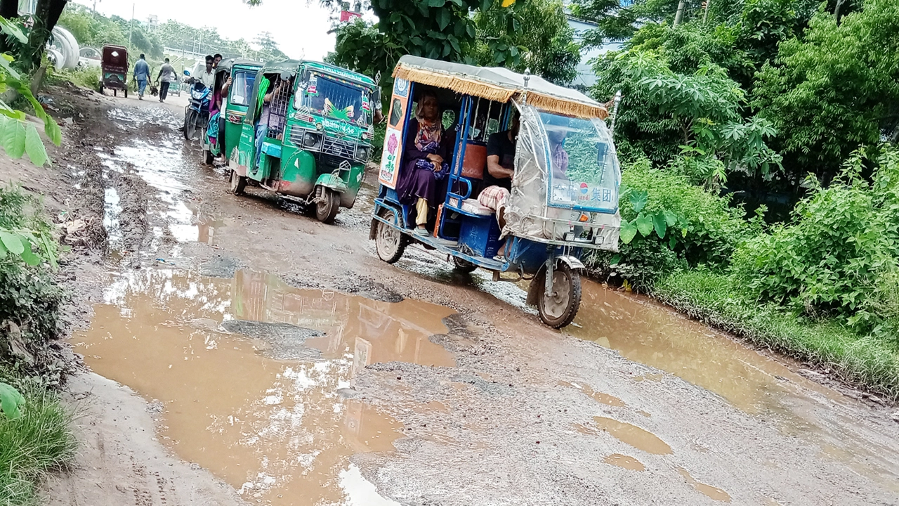 চট্টগ্রামের বন্দর সেন্টার-মোহছেন আউলিয়া সড়ক। ছবি : কালবেলা
