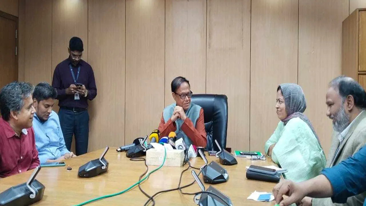 বাংলাদেশ ব্যাংকে সংবাদ সম্মেলনে গভর্নর ড. আহসান এইচ মনসুর। ছবি : সংগৃহীত