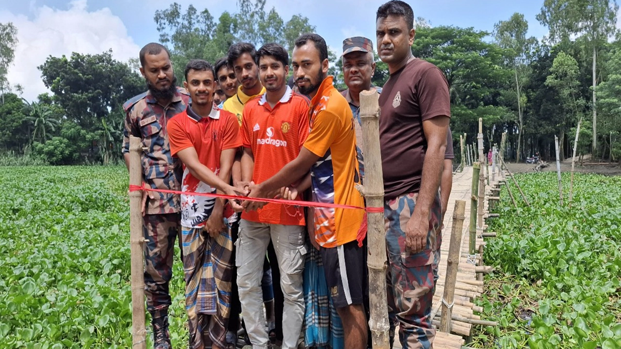 রৌমারীতে বিজিবি ও ছাত্র-জনতা মিলে বাঁশের সাঁকো তৈরি করেন। ছবি : কালবেলা