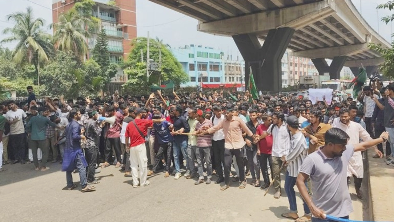 চট্টগ্রাম নগরের ষোলশহর রেলওয়ে স্টেশনে বিক্ষোভ করেন শিক্ষার্থীরা। ছবি : কালবেলা