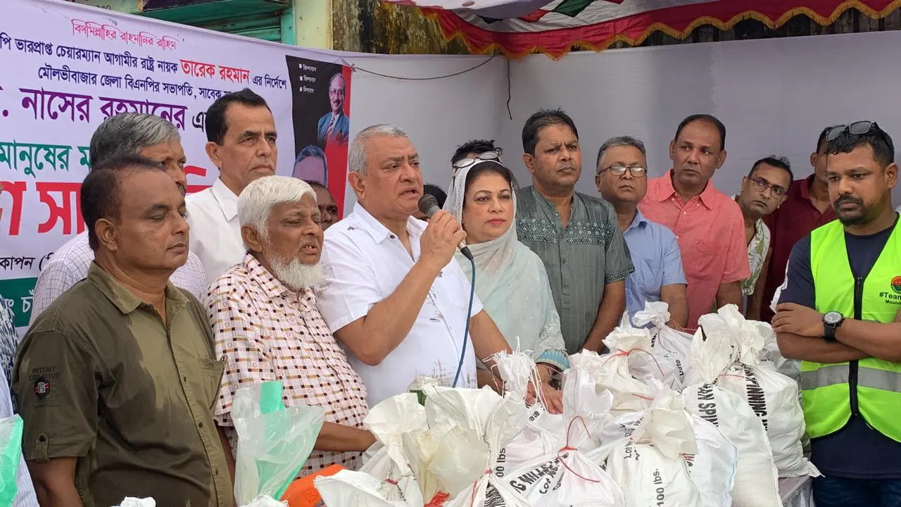 মৌলভীবাজার সদর উপজেলার বন্যার্তদের মাঝে খাদ্যসামগ্রী বিতরণ অনুষ্ঠানে বক্তব্য রাখেন বিএনপির জাতীয় নির্বাহী কমিটির সদস্য সাবেক এমপি এম নাসের রহমান। ছবি : কালবেলা