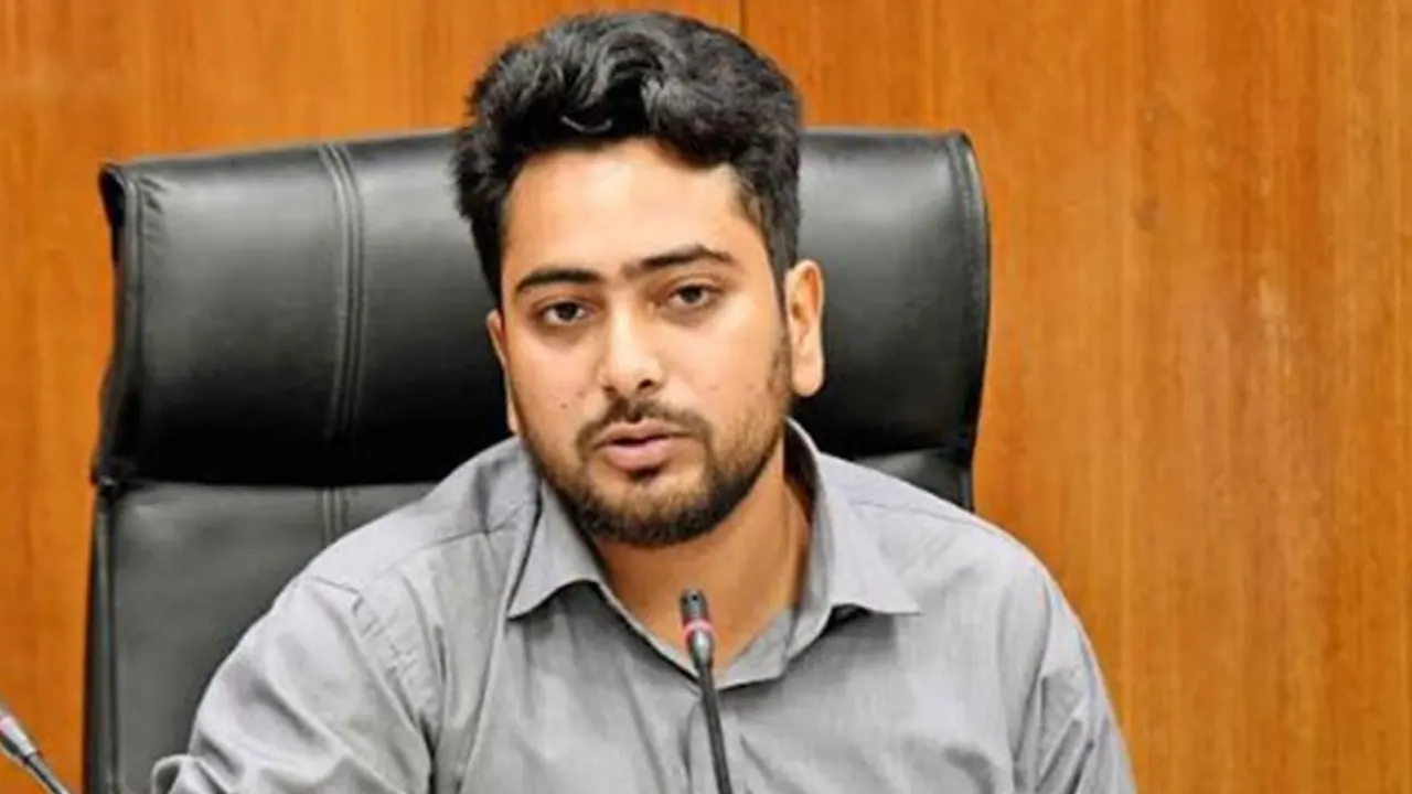 তথ্য ও সম্প্রচার উপদেষ্টা নাহিদ ইসলাম। পুরোনো ছবি