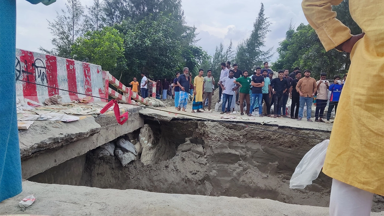 কোম্পানীগঞ্জ-সোনাগাজী বন্ধনছোট নদী ব্রিজের সংযোগ সড়ক ভেঙে ঝুঁকিপূর্ণ হয়ে পড়েছে। ছবি : কালবেলা