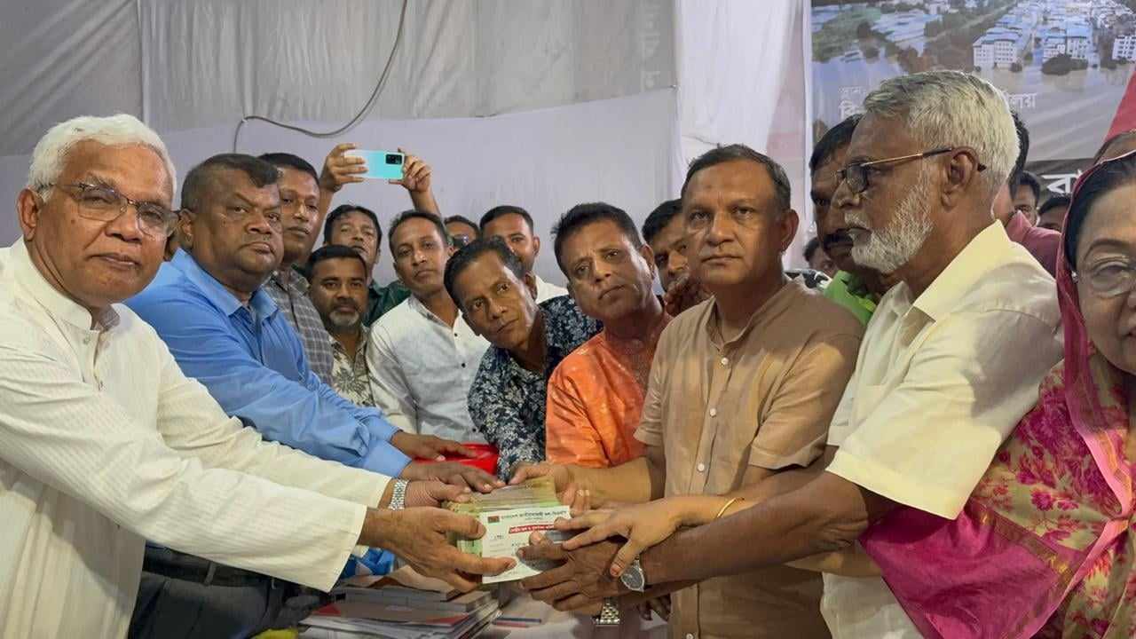 বন্যাদুর্গতদের সহায়তায় দলের কেন্দ্রীয় ত্রাণ তহবিলে দশ লক্ষ টাকা প্রদান করেছে কিশোরগঞ্জ জেলা বিএনপি। ছবি : কালবেলা