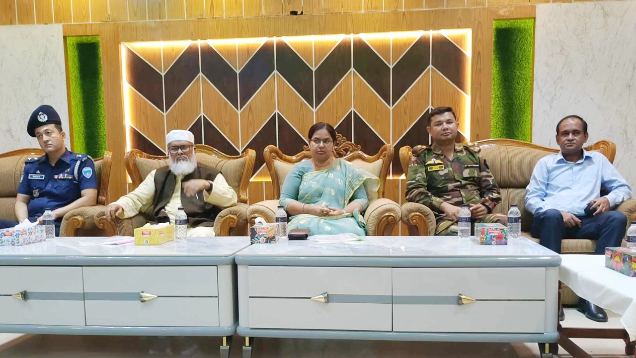লক্ষ্মীপুর সার্কিট হাউজ সভাকক্ষে জেলা প্রশাসনের কর্মকর্তা ও সুধীজনের সঙ্গে মতবিনিময় করেন ধর্ম উপদেষ্টা ড. আ ফ ম খালিদ হোসেন। ছবি : সংগৃহীত