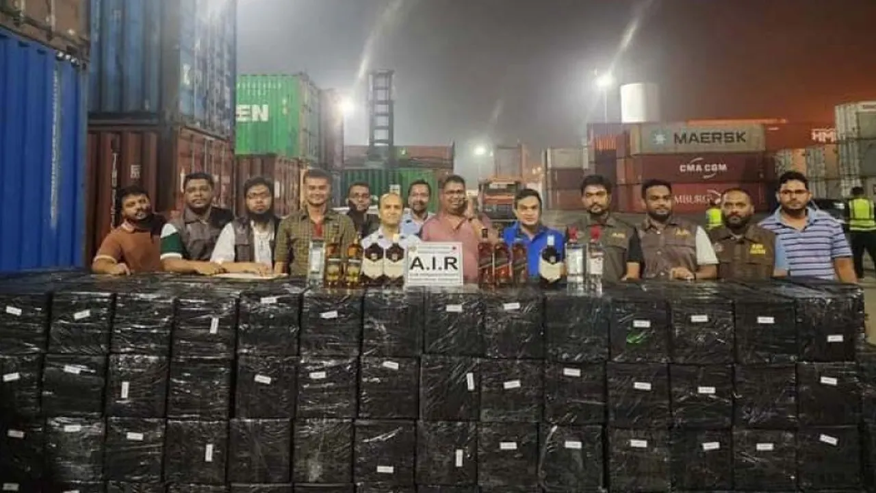 কনটেইনার তল্লাশি করে বিপুল বিদেশি মদ জব্দ করা হয়েছে। ছবি : সংগৃহীত