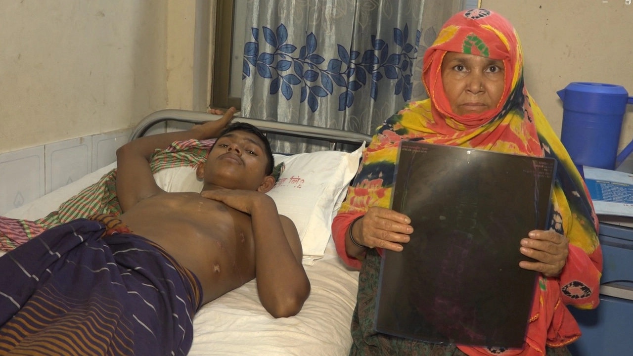 হাসপাতালের বিছানায় কাতরাচ্ছেন রাশেদ মিয়া। ছবি : কালবেলা