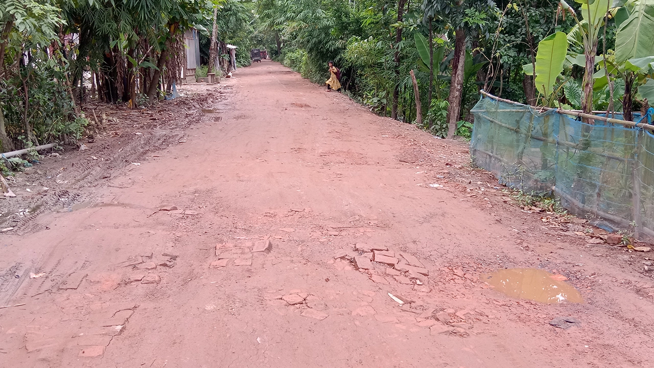 বরাদ্দের অভাবে পাকা হচ্ছে না সড়ক। ছবি : কালবেলা