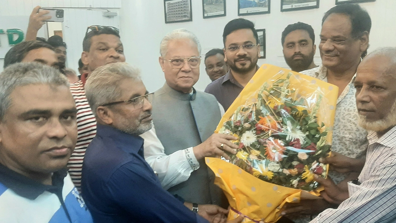 ঝালকাঠিতে বিএনপির ভাইস চেয়ারম্যান আলতাফ হোসেনকে ফুলেল শুভেচ্ছা জানানো হয়। ছবি : কালবেলা