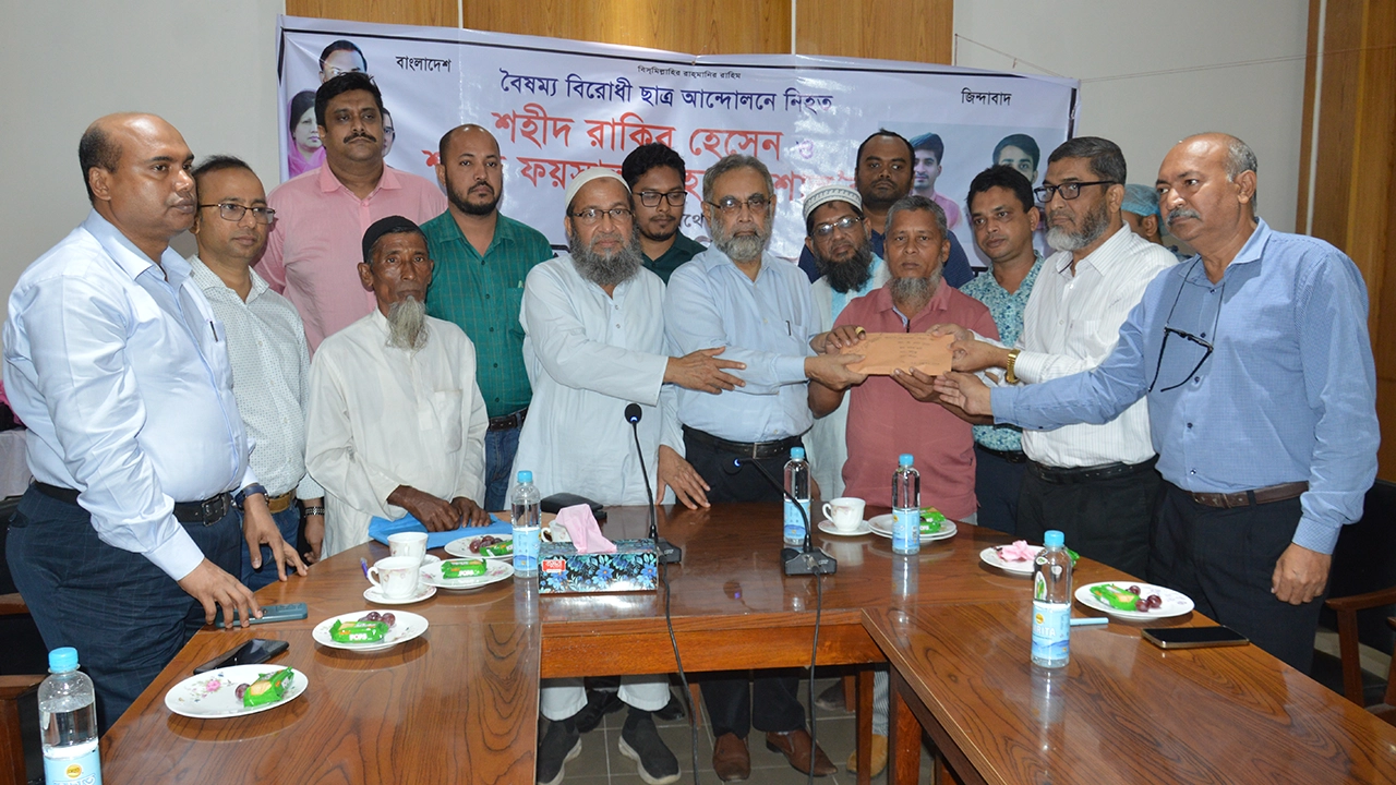 বরিশালে বৈষম্যবিরোধী ছাত্র আন্দোলনে নিহতদের পরিবার পাশে ড্যাব। ছবি : কালবেলা
