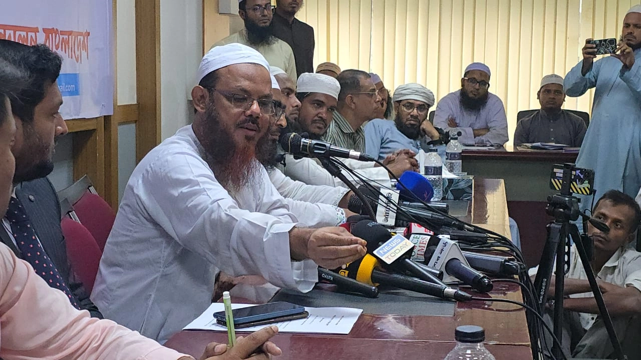 গোলটেবিল বৈঠকে মুফতি ফয়জুল করিম। ছবি : কালবেলা