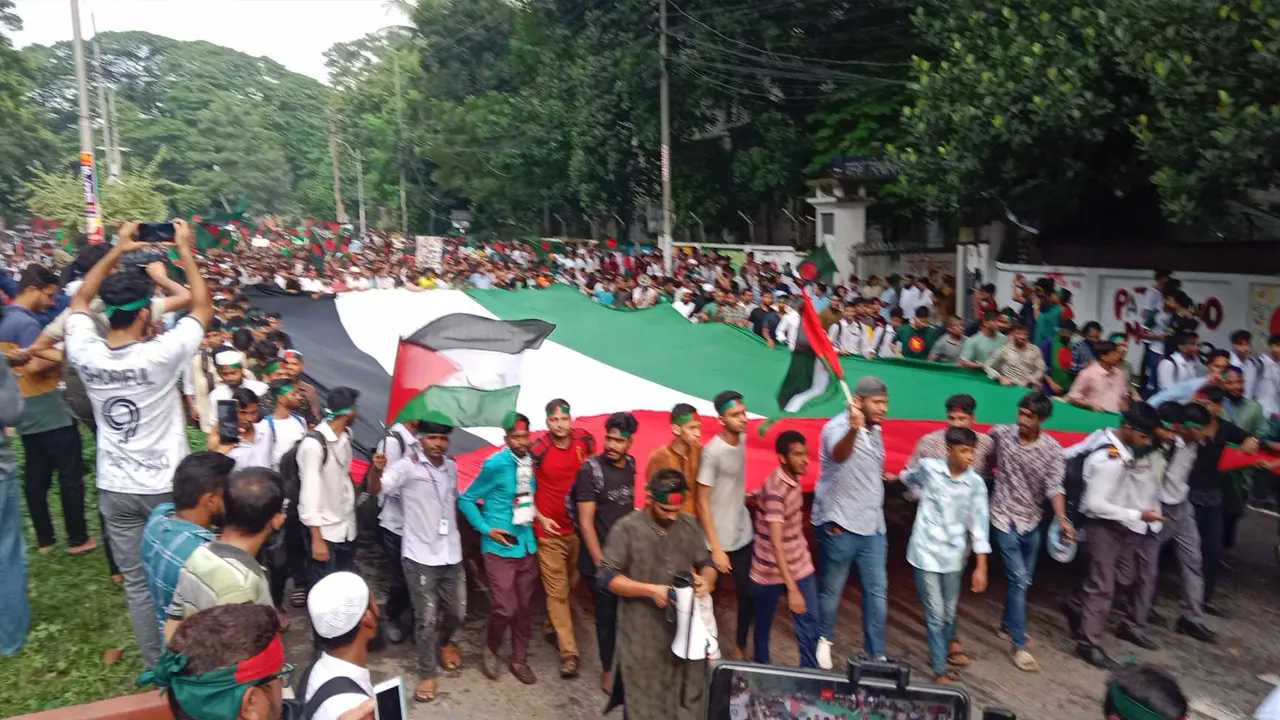 ফিলিস্তিনের বিশাল পতাকা নিয়ে ‘শহীদী মার্চ’ যোগ দেয় ছাত্র-জনতা। ছবি : কালবেলা