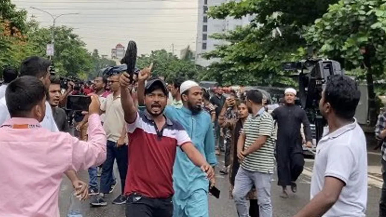 জুতা হাতে বিক্ষুব্ধ জনতা। ছবি : সংগৃহীত