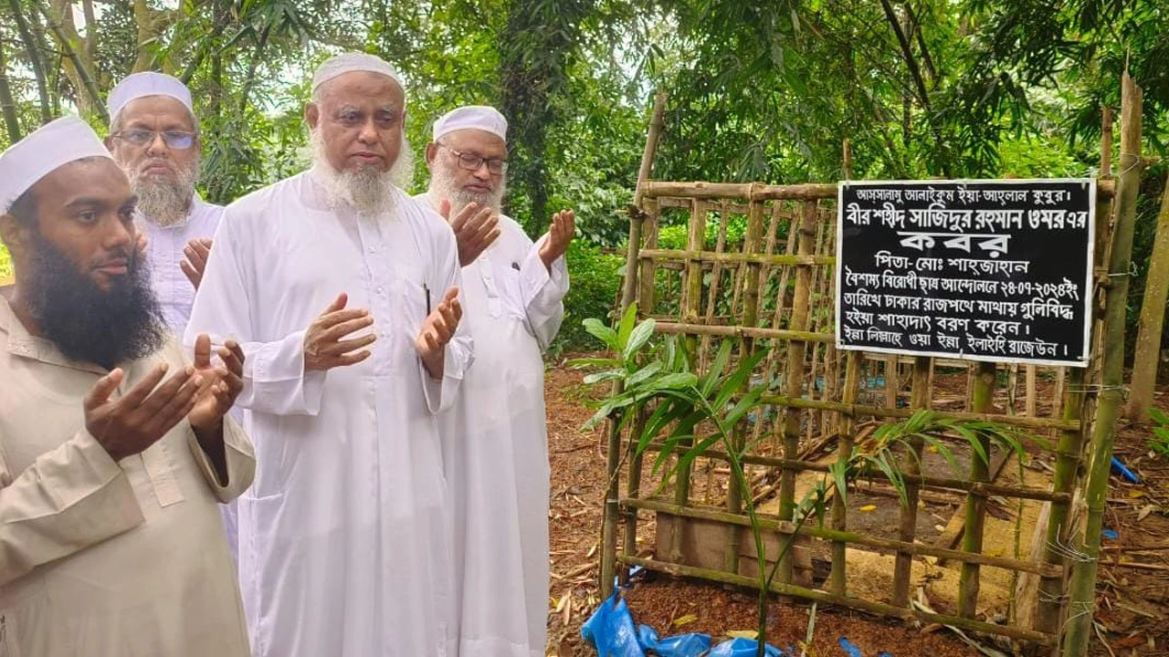 মুগ্ধসহ শহীদ দুই পরিবারকে হেফাজতের আর্থিক সহায়তা। ছবি : কালবেলা