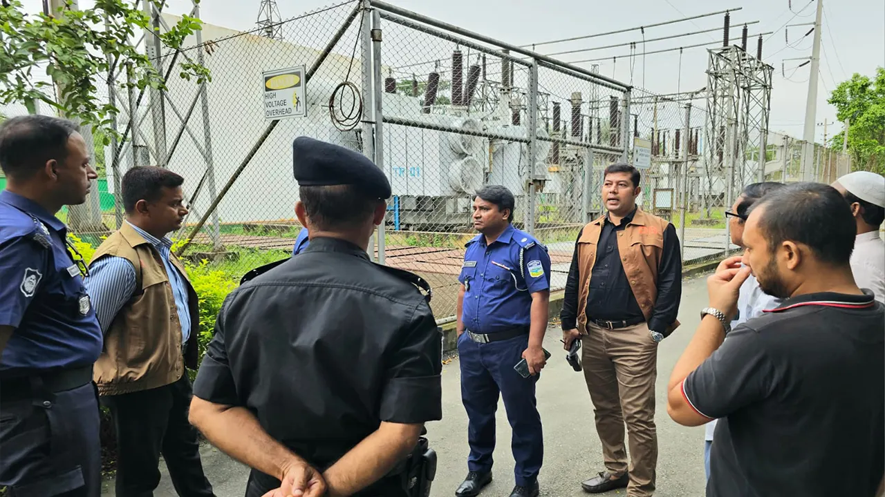 ডাকাতির খবরে ঘটনাস্থল পরিদর্শন করে স্থানীয় থানা ও গোয়েন্দা পুলিশ। ছবি : কালবেলা