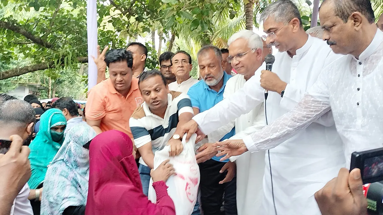 লক্ষ্মীপুরে কেন্দ্রীয় স্বেচ্ছাসেবক দলের আয়োজনে বন্যার্তদের মাঝে খাদ্যসামগ্রী বিতরণ করেন শহীদ উদ্দীন চৌধুরী এ্যানি। ছবি : কালবেলা
