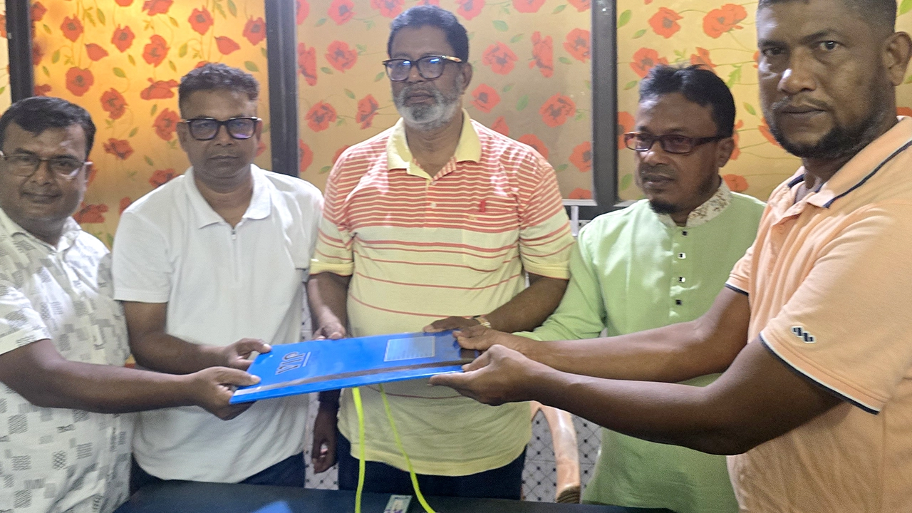 মনিরামপুর প্রেস ক্লাব নির্বাচনের লক্ষ্যে গঠিত কমিশনের কাছে দায়িত্ব হস্তান্তর। ছবি : কালবেলা