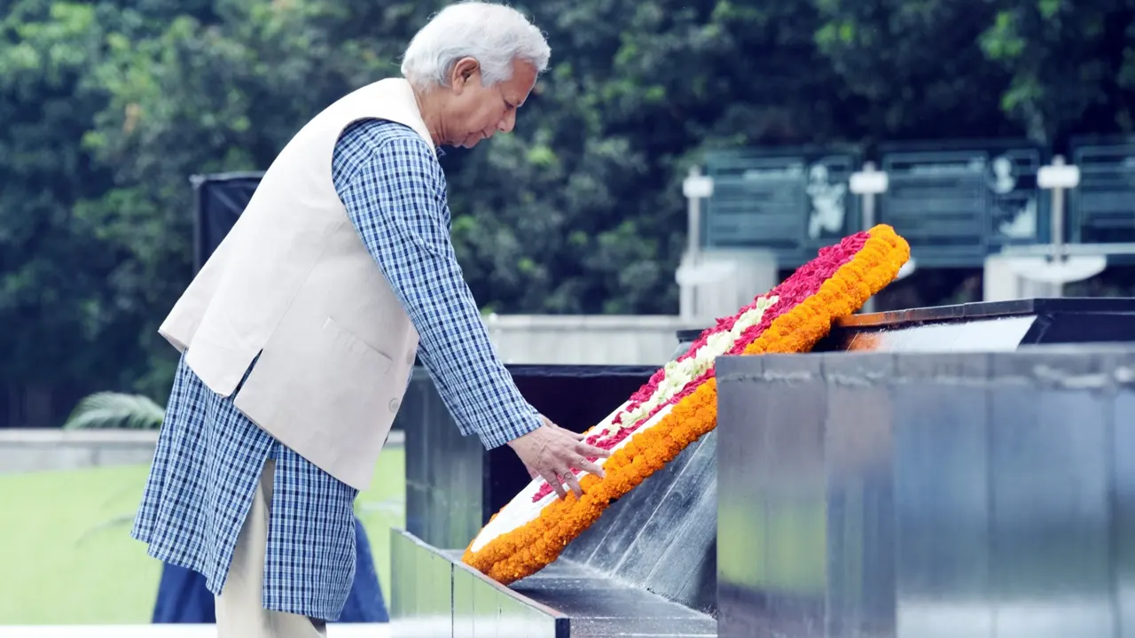 স্বাধীনতা যুদ্ধে আত্মোৎসর্গকারী সশস্ত্র বাহিনীর শহীদ সদস্যদের প্রতি শ্রদ্ধা জানান অন্তর্বর্তী সরকারের প্রধান উপদেষ্টা প্রফেসর ড. মুহাম্মদ ইউনূস। ছবি : আইএসপিআর