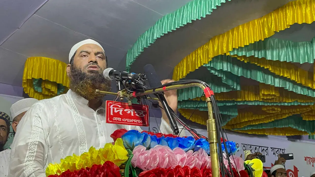 সিলেটে খেলাফত মজলিসের উদ্যোগে সমাবেশে বক্তব্য দেন মাওলানা মামুনুল হক। ছবি : কালবেলা
