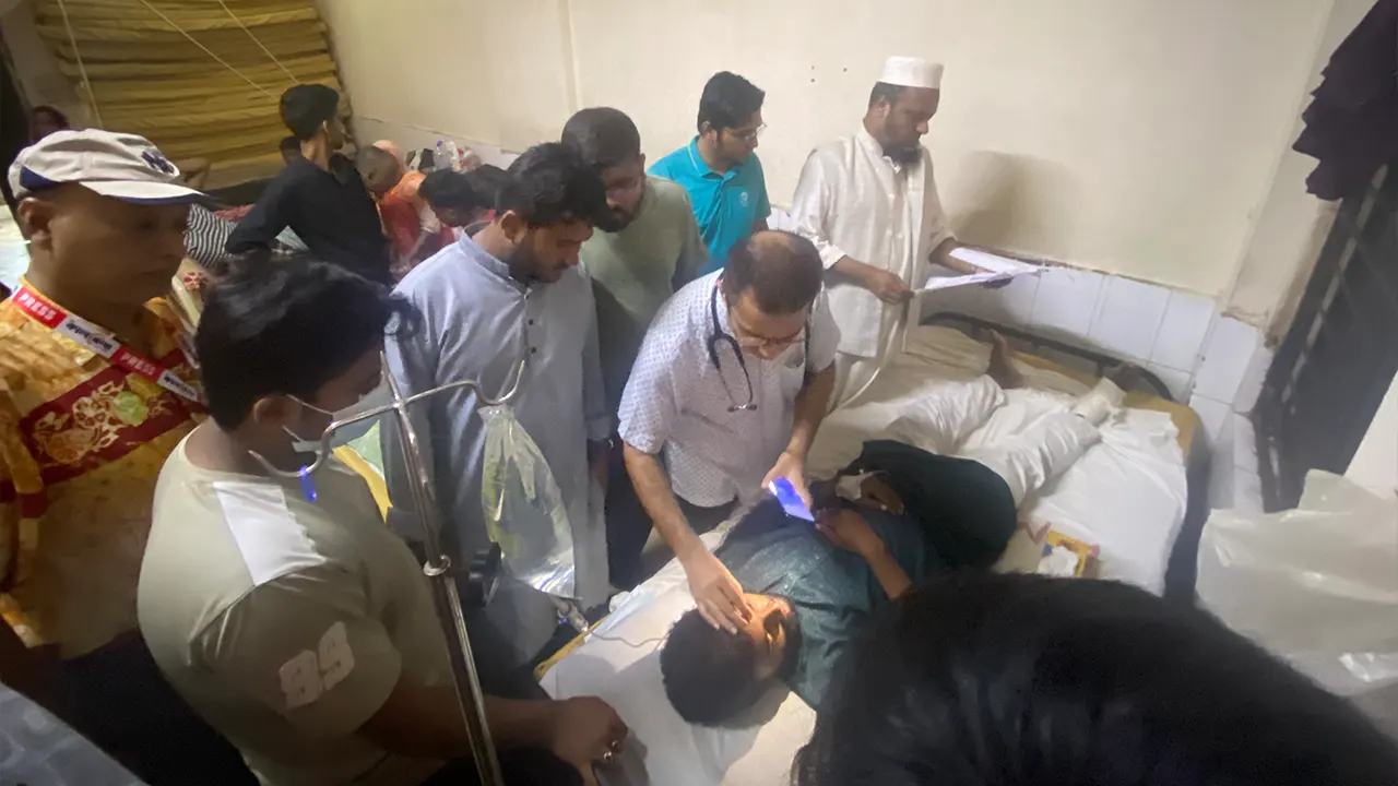 বৈষম্যবিরোধী ছাত্র আন্দোলনের সমন্বয়ক আহত ফরহাদুল ইসলামকে হাসপাতালে চিকিৎসা দেওয়া হয়। ছবি : কালবেলা