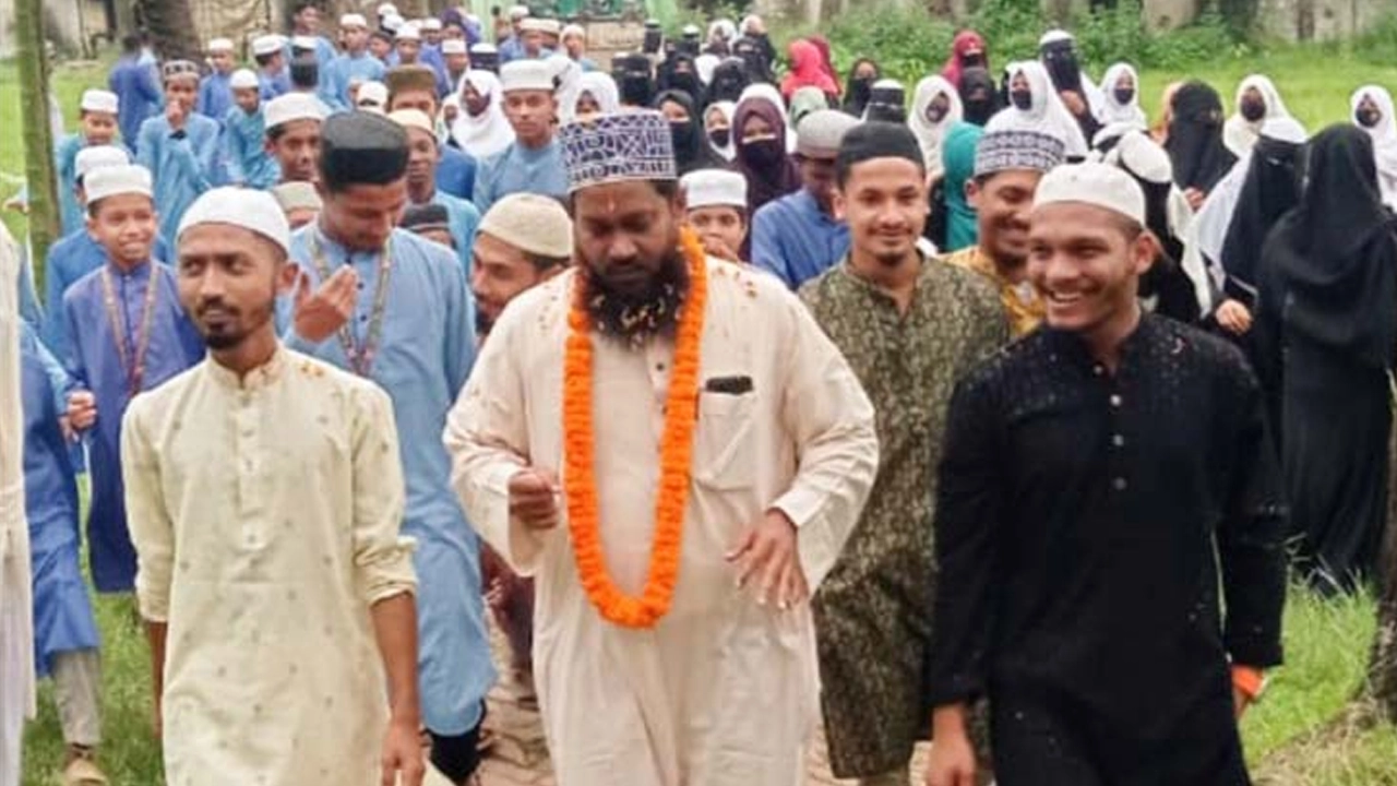 অধ্যক্ষকে ফুলের মালা দিয়ে বরণ করে নেন শিক্ষার্থীরা। ছবি : কালবেলা
