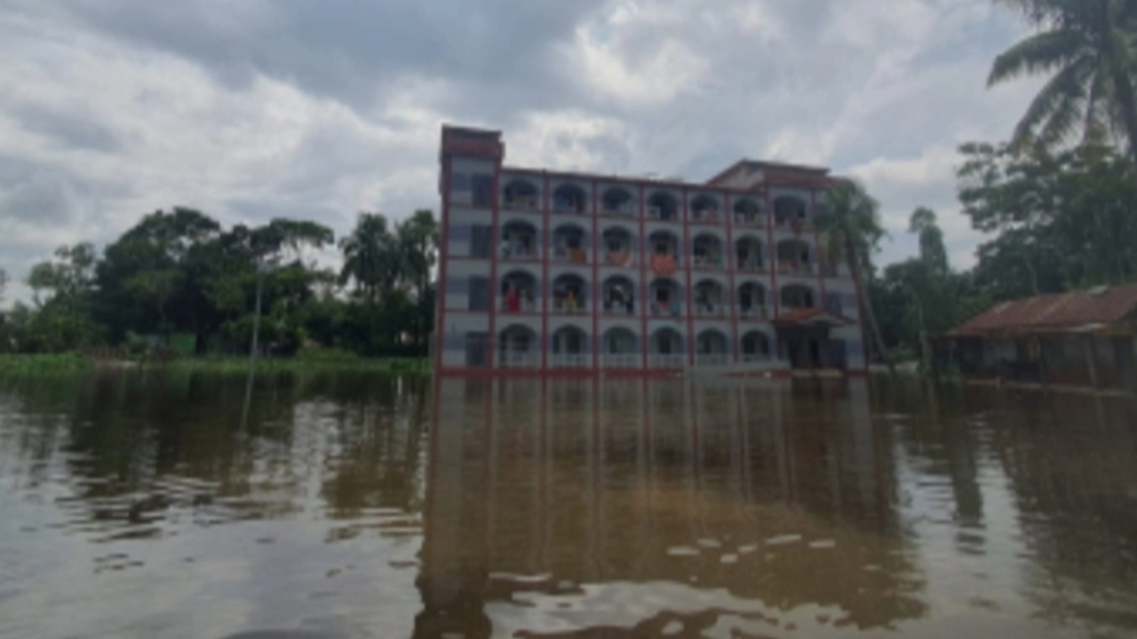 নোয়াখালীতে বন্যায় ক্ষতিগ্রস্ত শিক্ষা প্রতিষ্ঠান। ছবি : কালবেলা