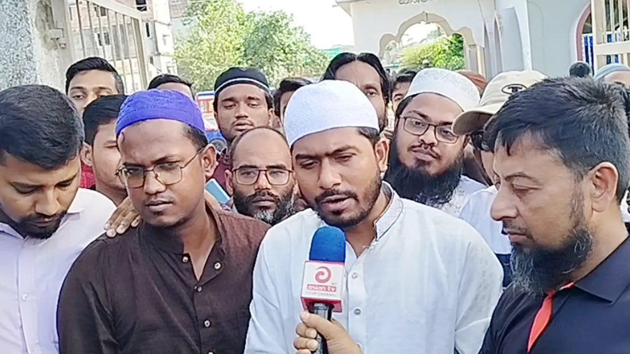 বরিশালের গৌরনদী সরকারি কলেজ মসজিদে জুমার নামাজ শেষে পথসভায় বক্তব্য রাখেন গণঅধিকার পরিষদের সভাপতি ও ডাকসুর সাবেক ভিপি নুরুল হক নুর