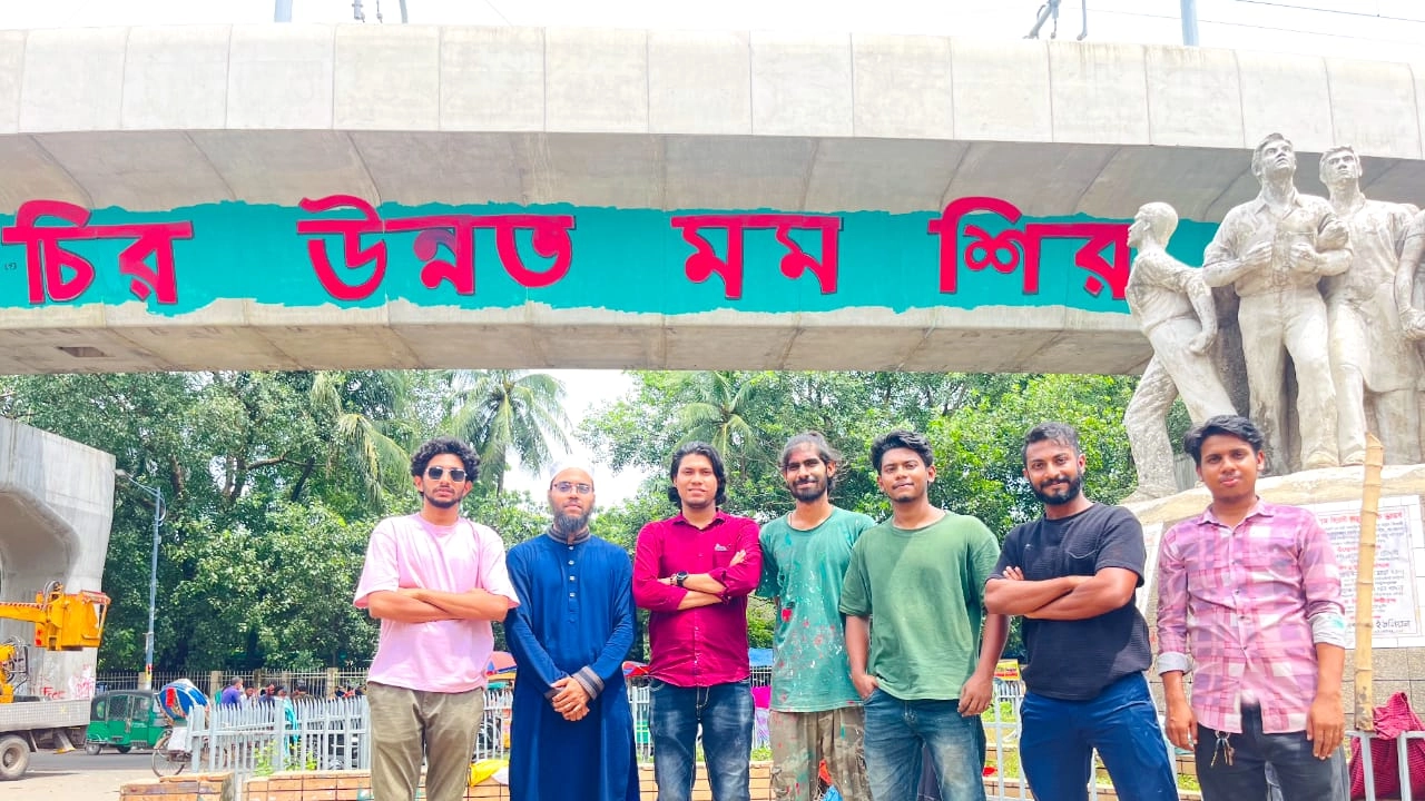 ছাত্রলীগের স্লোগান মুছে দেওয়া শিক্ষার্থীরা।। ছবি : কালবেলা