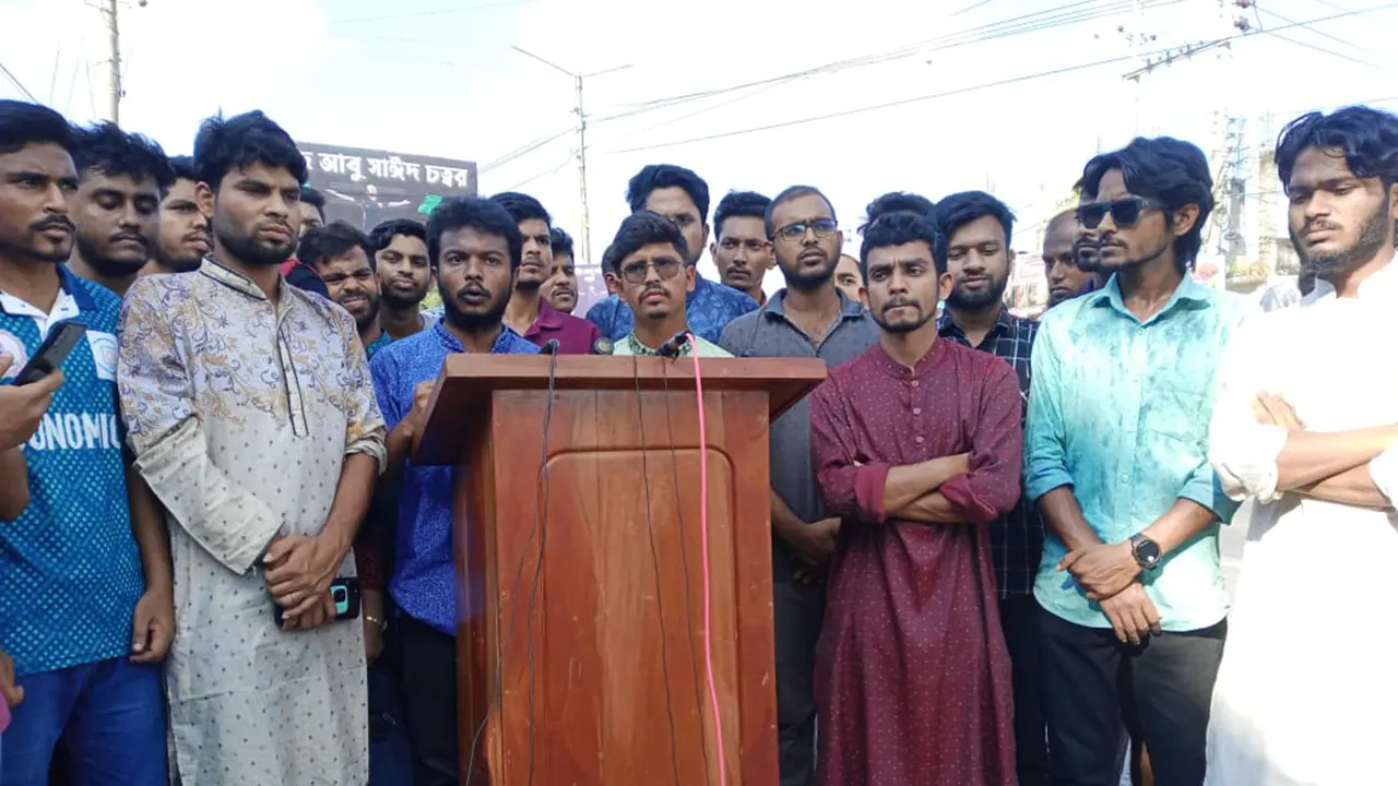 বেগম রোকেয়া বিশ্ববিদ্যালয়ের আবু সাঈদ ফটকের সামনে সংবাদ সম্মেলন করেন শিক্ষার্থীরা। ছবি : কালবেলা
