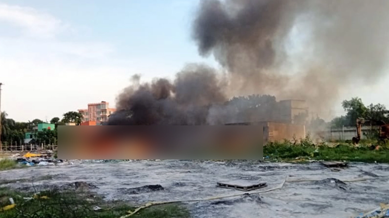 রূপগঞ্জে গাজী টায়ার কারখানায় ফের লুটপাট ও আগুন। ছবি  : সংগৃহীত