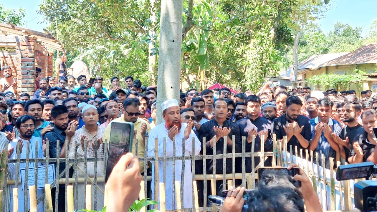 শহীদ আবু সাঈদের কবর জিয়ারত করছেন জাতীয়তাবাদী ছাত্রদলের নেতারা। ছবি : কালবেলা