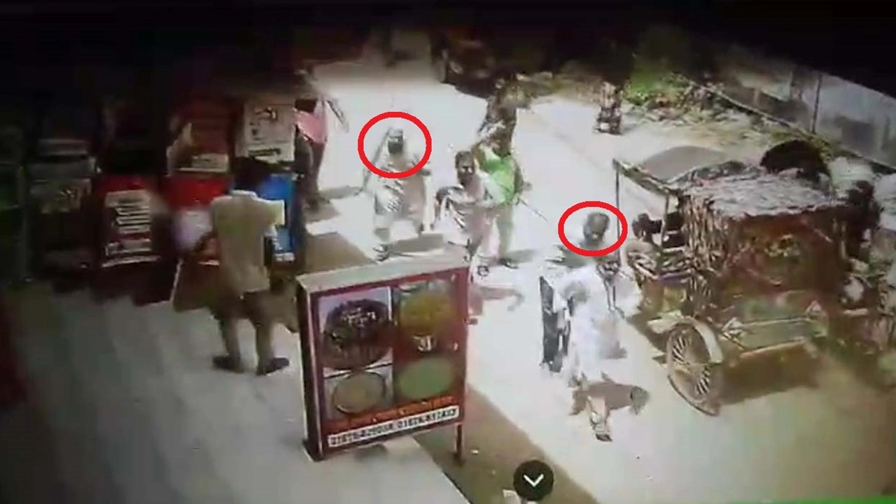 প্রধান শিক্ষককে প্রকাশ্যে জুতাপেটা করেছেন বিএনপি নেতা। ছবি : ভিডিও থেকে নেওয়া