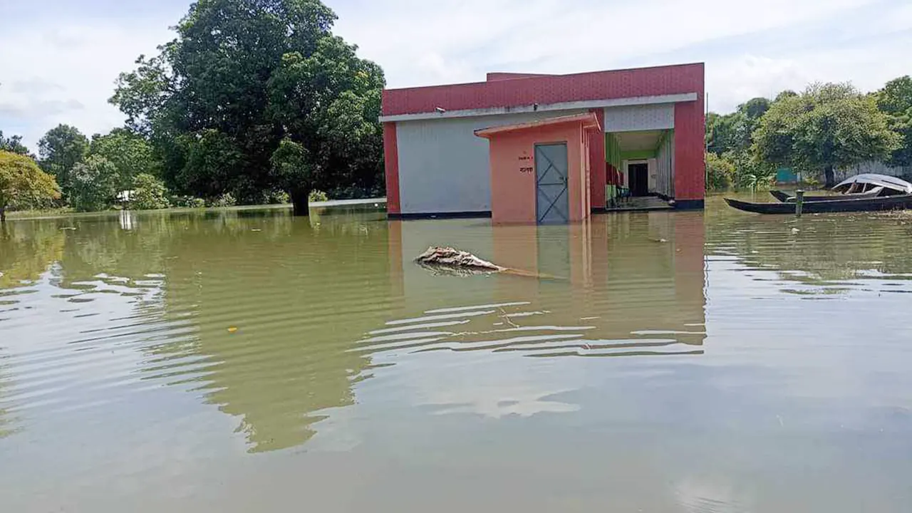 বন্যার পানি প্রবেশ করায় রাঙামাটিতে ২৪টি প্রাথমিক বিদ্যালয়ে পাঠদান বন্ধ