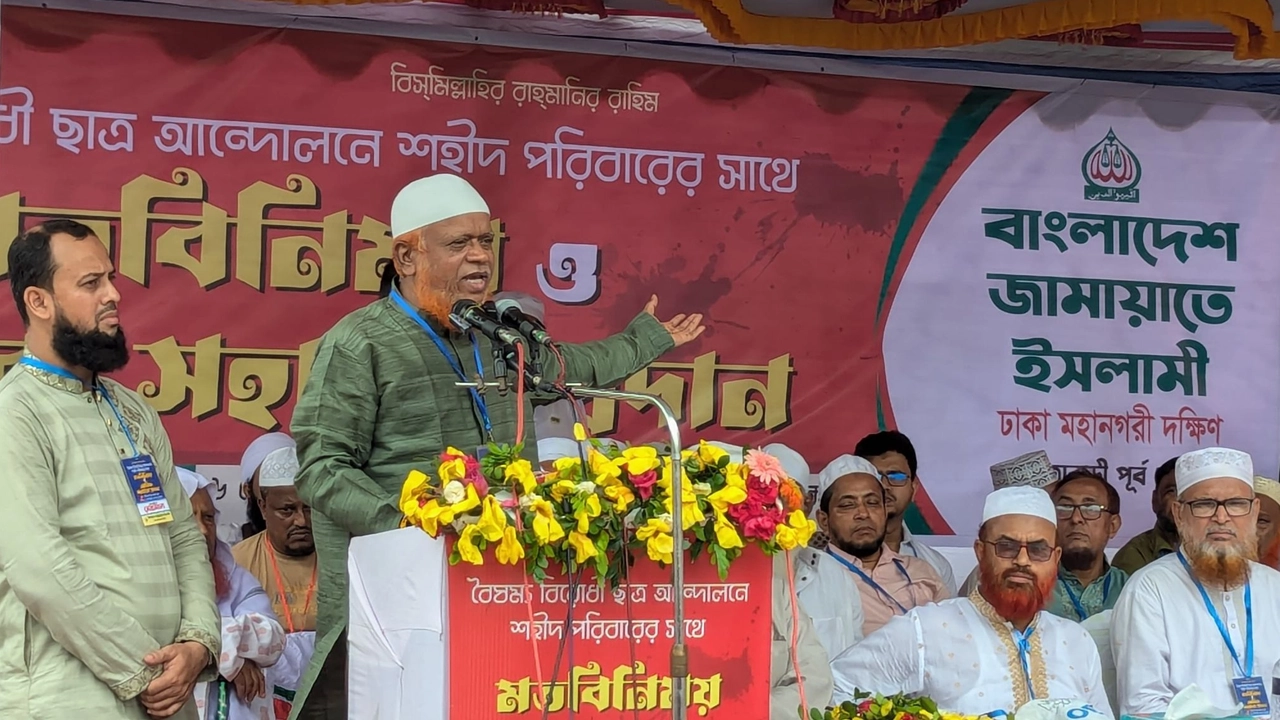 বৈষম্যবিরোধী ছাত্র আন্দোলনে শহীদ পরিবারকে আর্থিক অনুদান দেওয়া হয় অনুষ্ঠানে। ছবি : কালবেলা