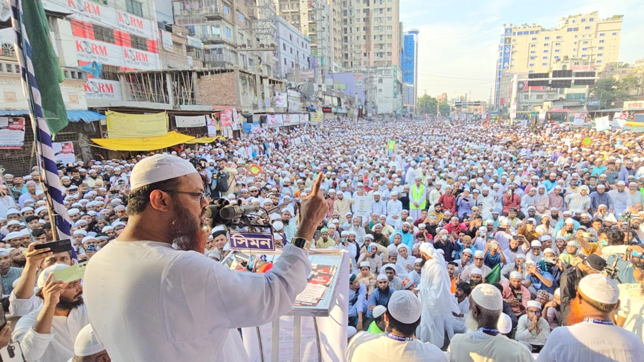 গণমাবেশে প্রধান অতিথির বক্তব্য দেন ইসলামী আন্দোলন বাংলাদেশের সিনিয়র নায়েবে আমির মুফতি সৈয়দ মুহাম্মদ ফয়জুল করীম। ছবি : কালবেলা