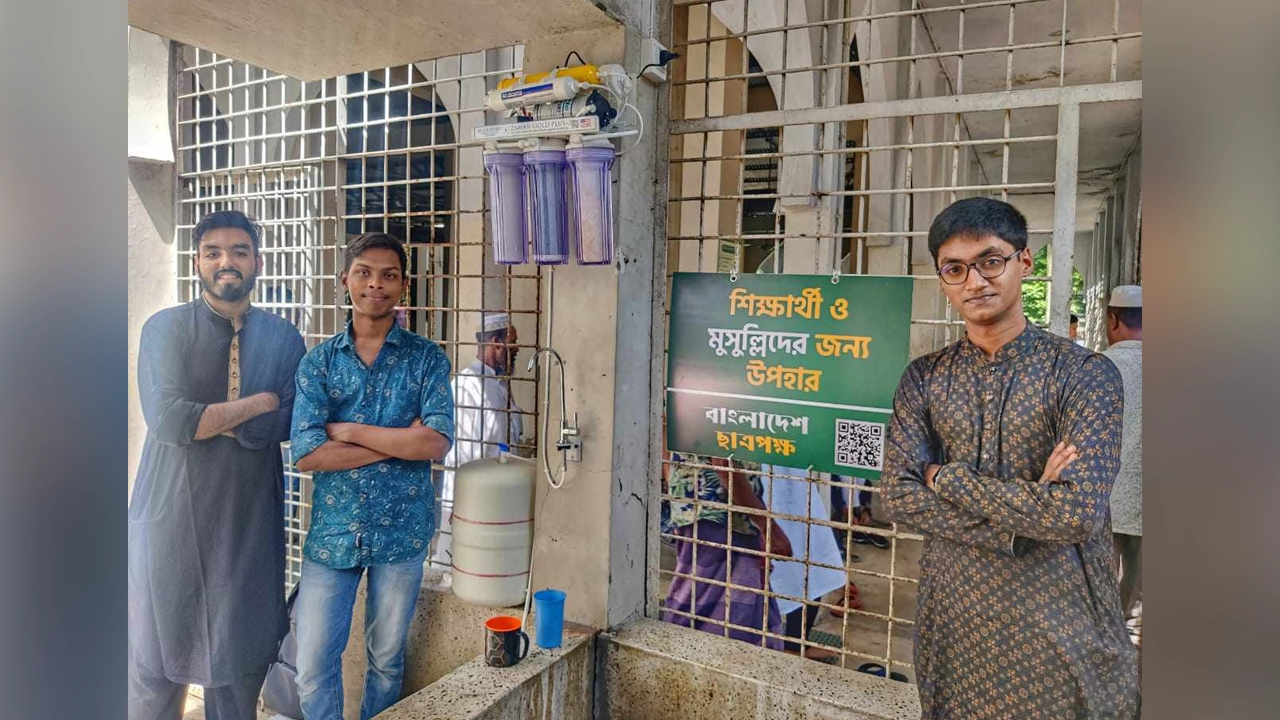তিনটি পানির ফিল্টার স্থাপন করে দিয়েছে বাংলাদেশ ছাত্রপক্ষ। ছবি : কালবেলা