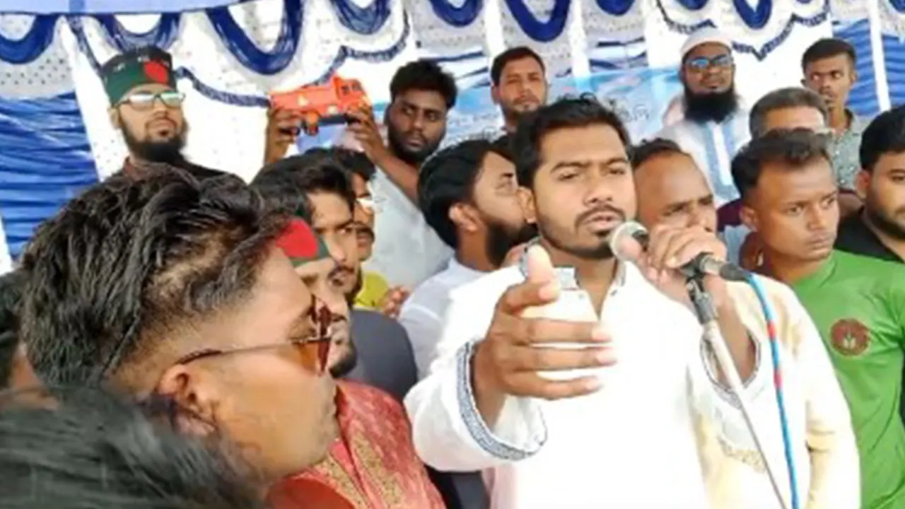 ফরিদপুরের ভাঙ্গায় দক্ষিণপাড় বাসস্ট্যান্ডে এক পথসভায় বক্তব্য দেন নুরুল হক নুর। ছবি : কালবেলা