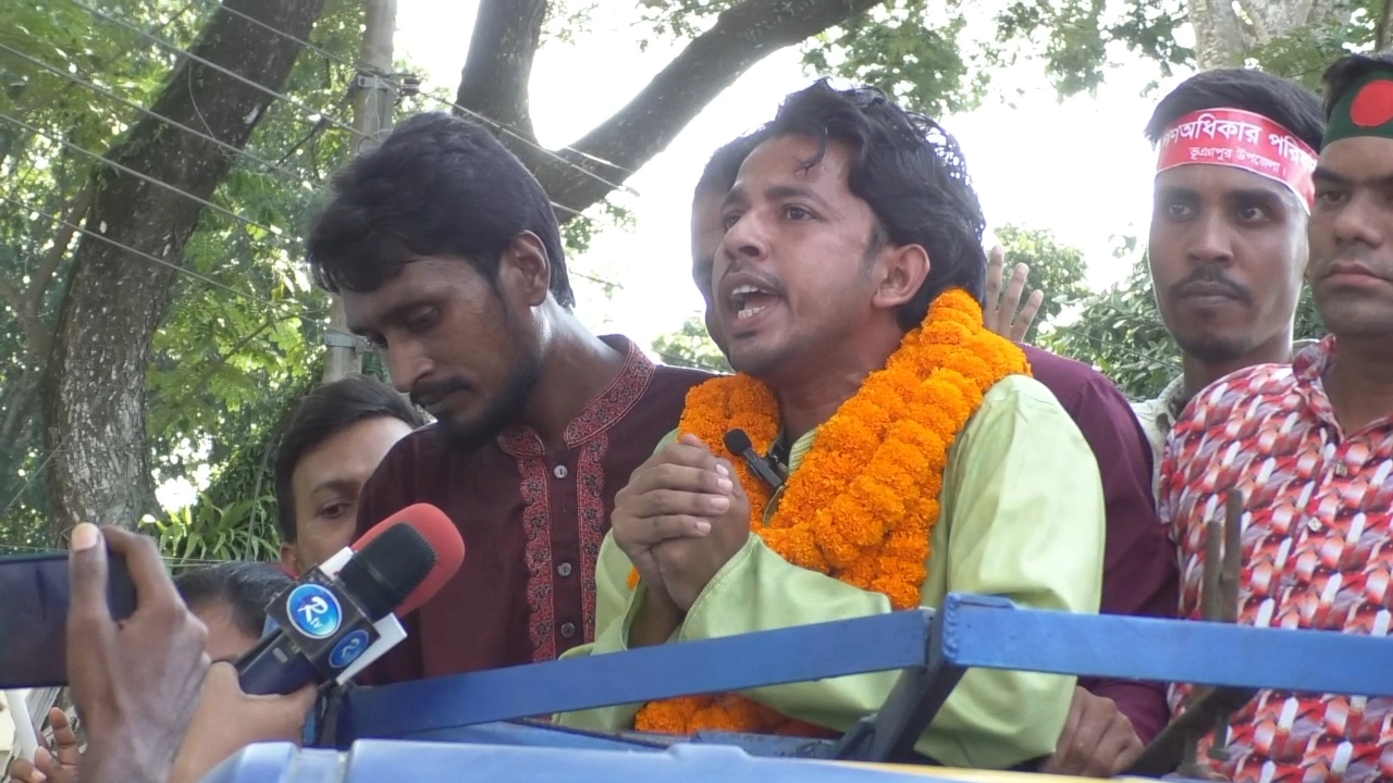 টাঙ্গাইলে আনন্দ র‍্যালি ও পথসভায় বক্তব্য দেন শাকিল উজ্জামান। ছবি : কালবেলা