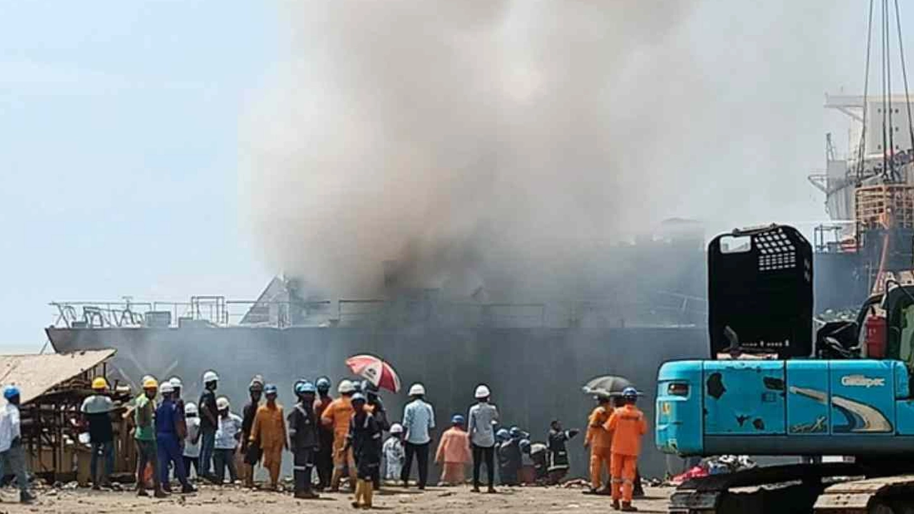 সীতাকুণ্ডে শিপ ব্রেকিং ইয়ার্ডের ভয়াবহ বিস্ফোরণ। ছবি : সংগৃহীত