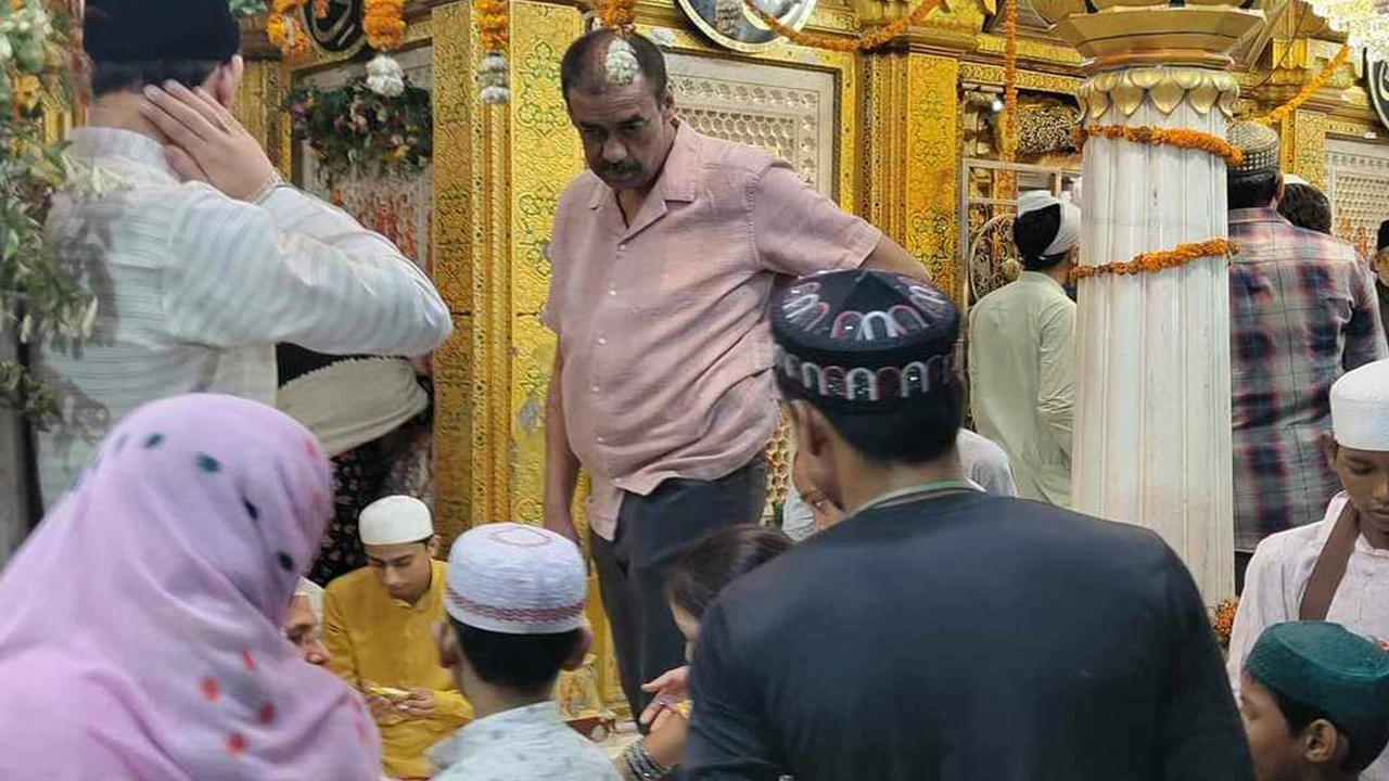 দিল্লির নিজাম উদ্দিন আউলিয়ার মাজারে শামীম ওসমান। ছবি : সংগৃহীত